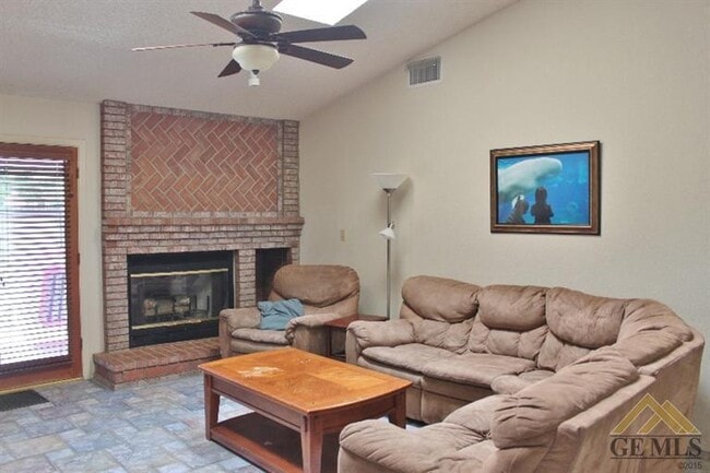 Building Photo - Spacious 4 Bed | 2 Bath in The Oaks Commun...