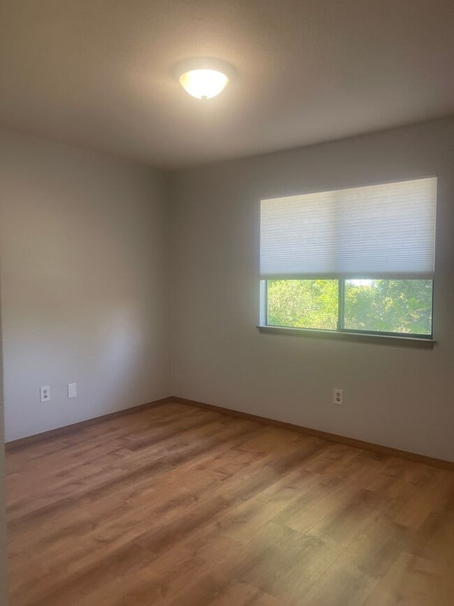 Building Photo - 651 Country Oak Dr