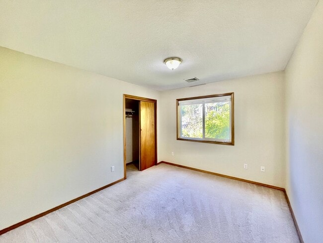 Building Photo - 3 Bedroom, 1 Bonus office/craft Room  and ...