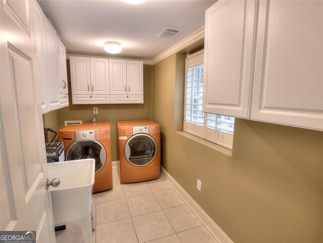 Building Photo - 5575 Lake Forrest Dr NW