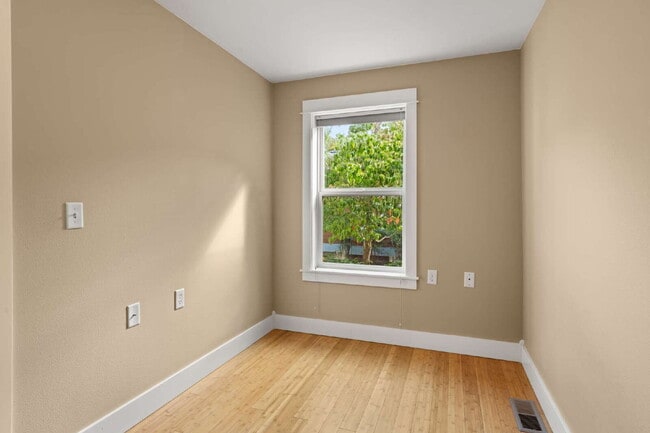 Building Photo - 913 Plum Ridge Dr