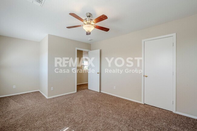 Building Photo - Spacious Living in SK Ranch!