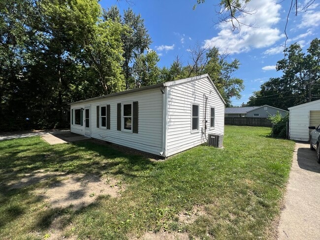 Building Photo - 1917 Southwood Dr