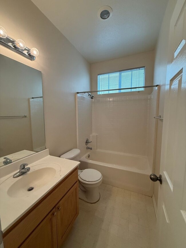 Building Photo - 2 story 4 bed, 3 bath home in Simi Valley
