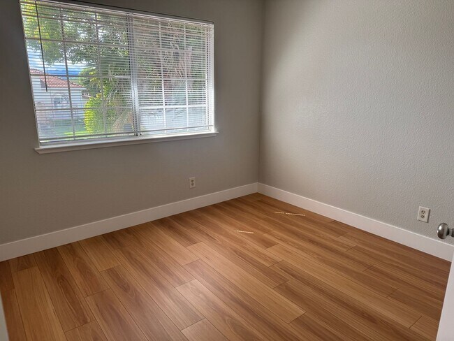 Building Photo - 2776 Woodmont Dr