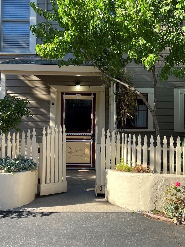 Building Photo - Adorable one bedroom apartment in downtown Grass Valley! Private parking, washer and dryer in unit.