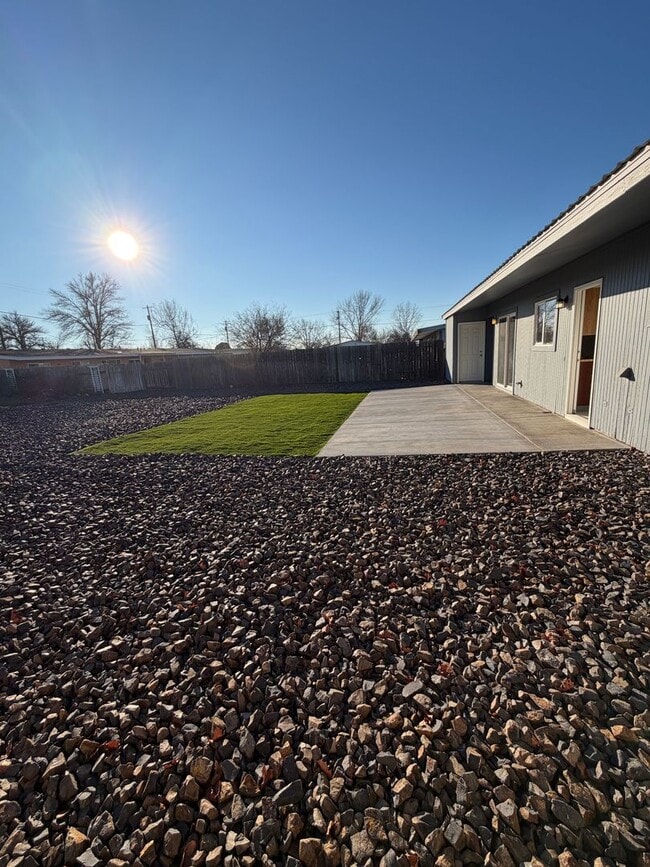 Building Photo - 3 Bedroom Home, Fully Updated