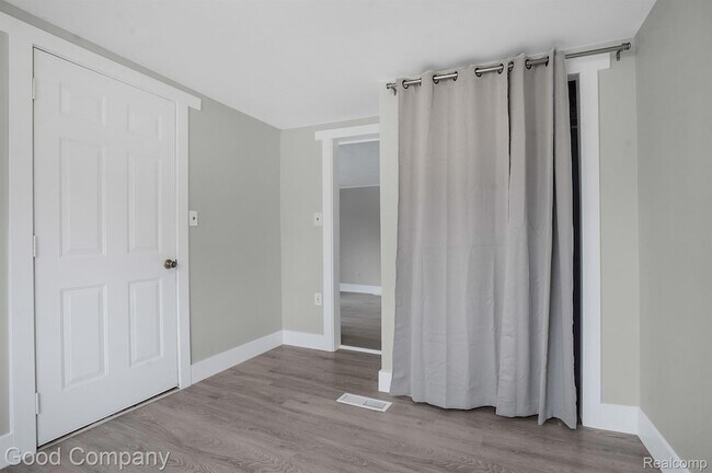 Building Photo - 47181 Pinecrest Dr