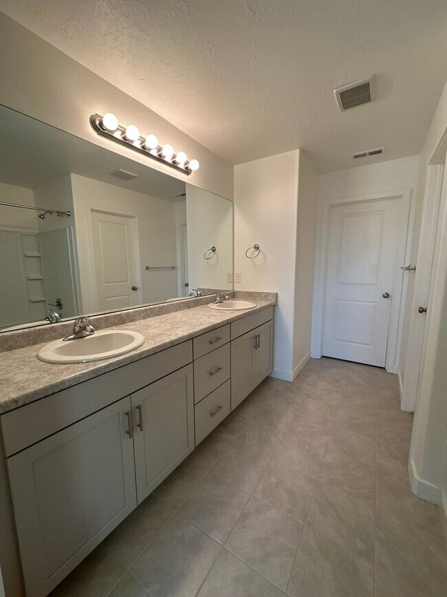 Building Photo - $800 Amazon Gift Card + 2 Weeks Rent Free! Beautiful 3 Bed 2.5 Bath Townhome in West Haven