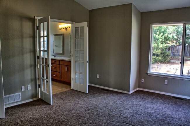 Building Photo - 4 bed 3 bath Stonegate home across from park