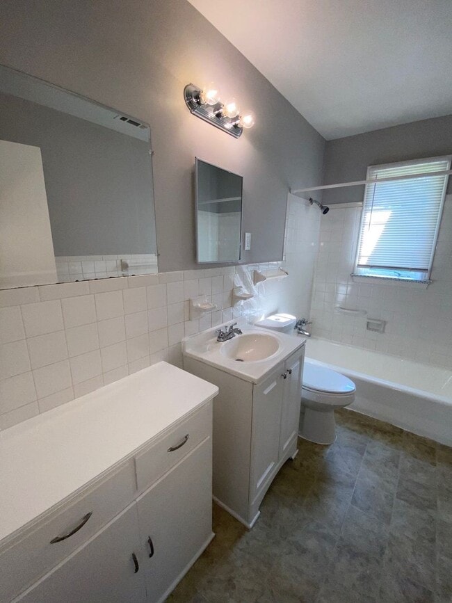 Building Photo - 1190 Inman Cove