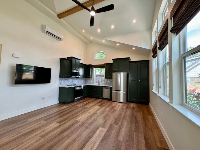 Building Photo - Custom Adorable Cottage Available in Folsom!