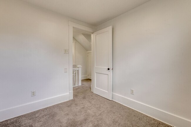 Building Photo - 2027 Eccles St