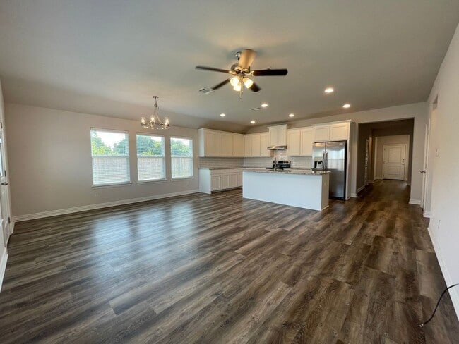 Building Photo - AVAILABLE NOW - 3 BEDROOM 2 BATH DUPLEX IN CLEBURNE