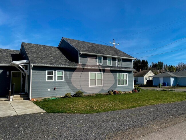 Building Photo - Stayton 4BR Duplex | A/C & Landscaping Included!