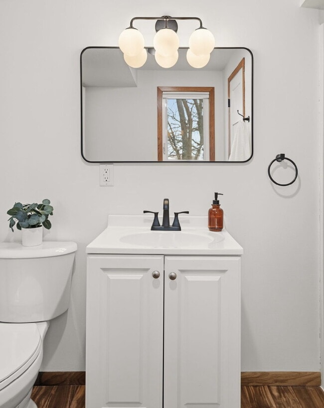 Building Photo - Nicely remodeled side by side duplex 3-Bed Home with Gleaming Hardwood Floors & New carpet in Hop...