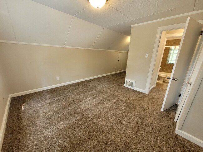 Building Photo - 2 bedroom, 1.5 bathroom home with detached garage!