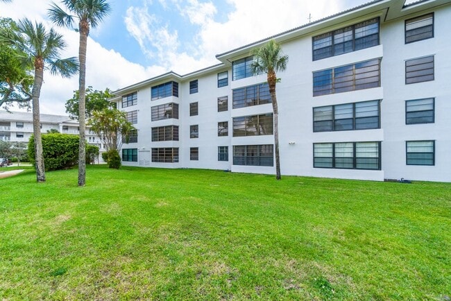 Building Photo - Spacious 2BR/2BA Condo at Whitehall - West Palm Beach