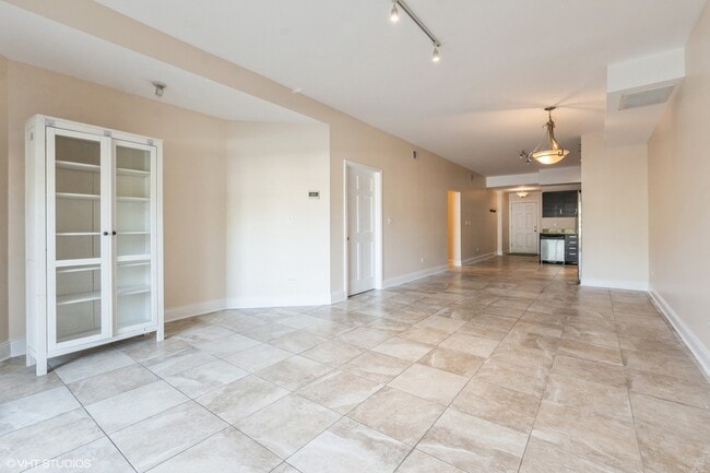 Building Photo - 5758 N California Ave