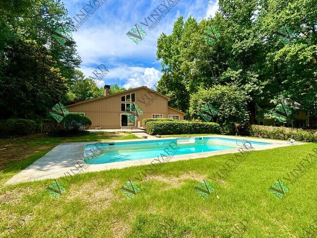 Building Photo - 115 Nesbit Ferry Pl