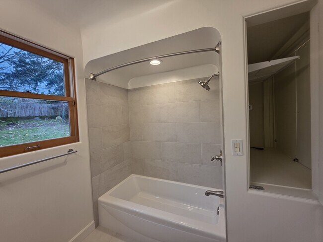 Building Photo - 963 Parkway Dr NW