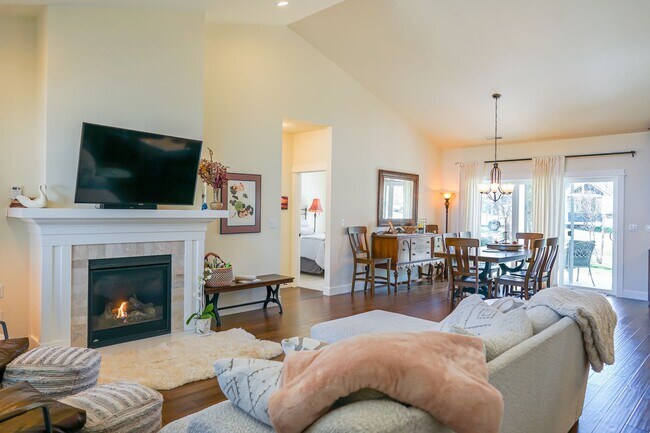 Building Photo - Beautiful Dover Bay Home