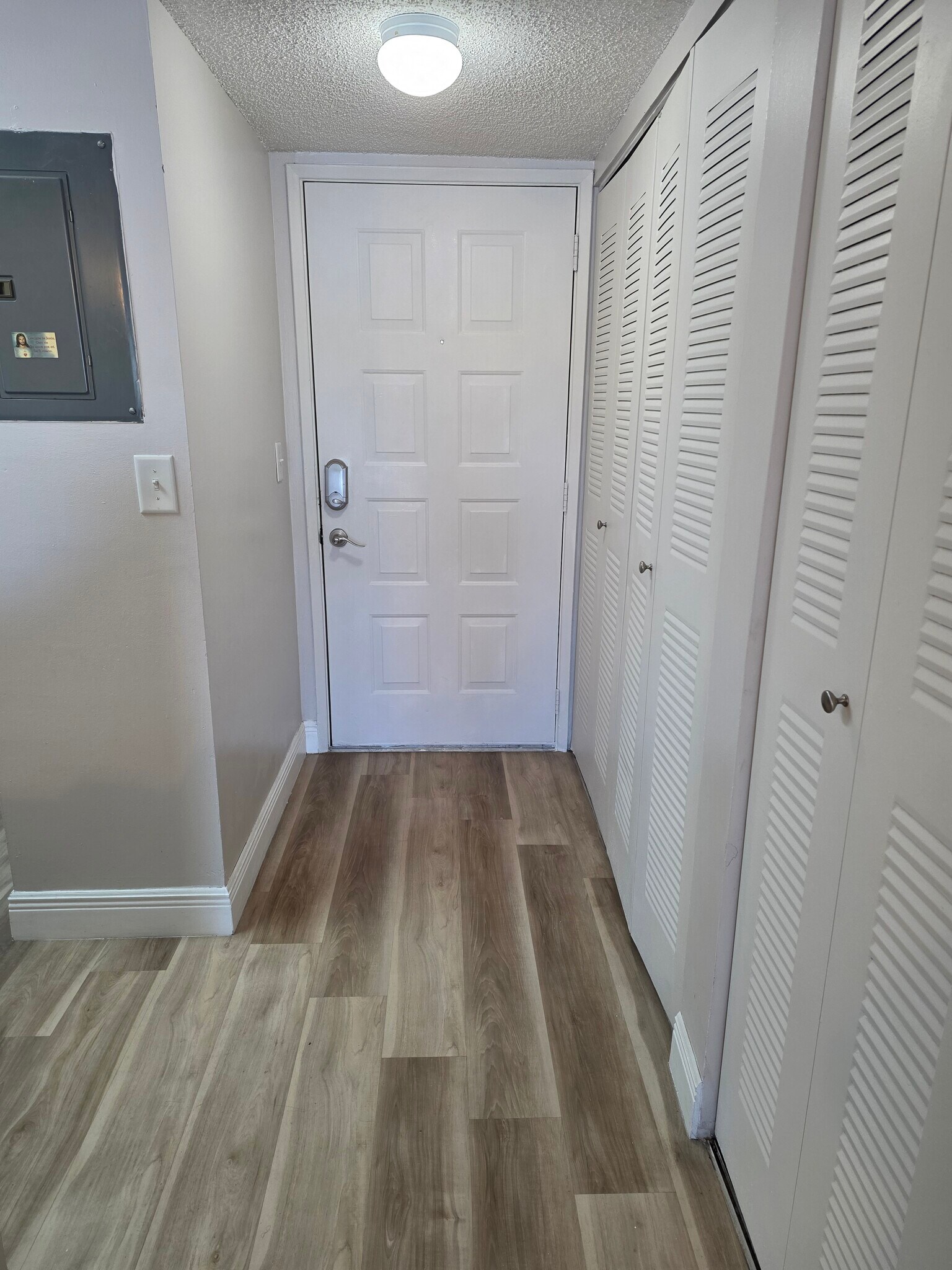 Entry door hallway - 2222 N Cypress Bend Dr