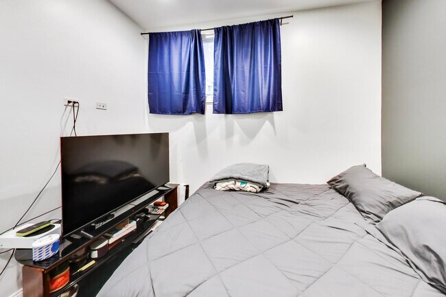 Building Photo - 3815 N Kedzie Ave