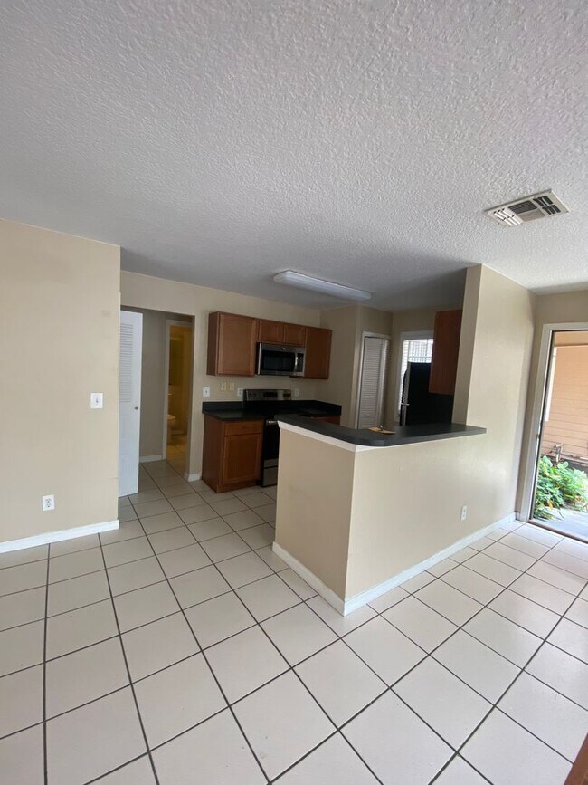 Building Photo - 575 Bloomington Ct