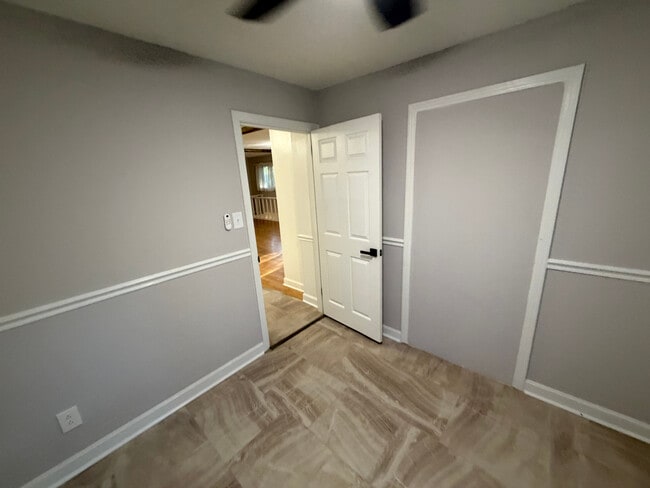 Building Photo - Room in House on Cox Mill Rd