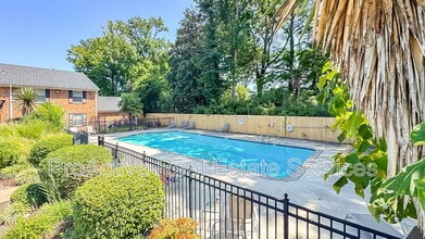 Building Photo - 1006 Barclay Square