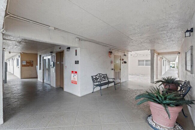 Building Photo - 300 NE 26th Ave