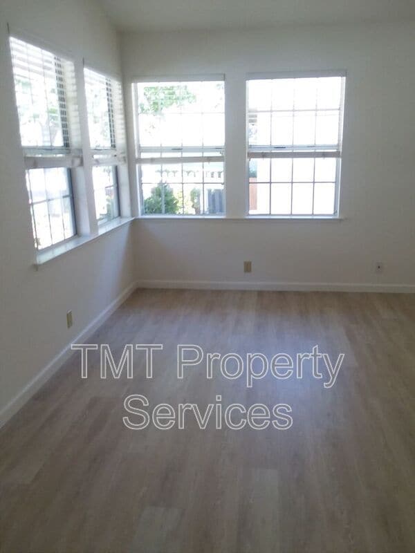 Building Photo - 948 Bluebell Way