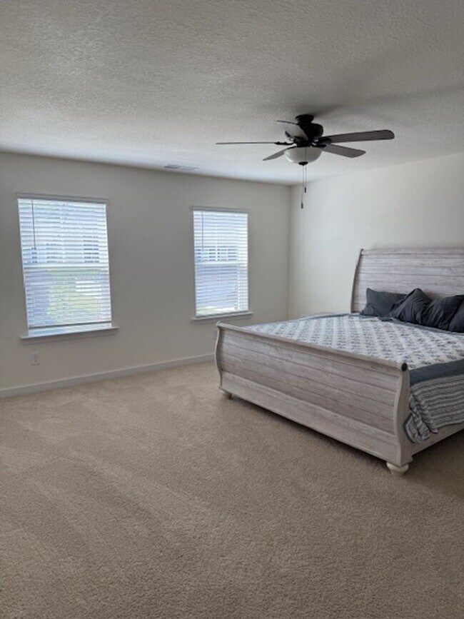 Building Photo - **PRICE IMPROVEMENT** LIKE-NEW GORGEOUS SI...
