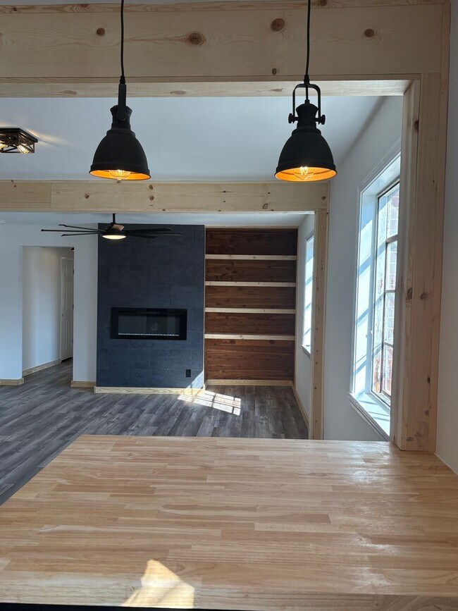 Building Photo - 502 W Lexington Ave