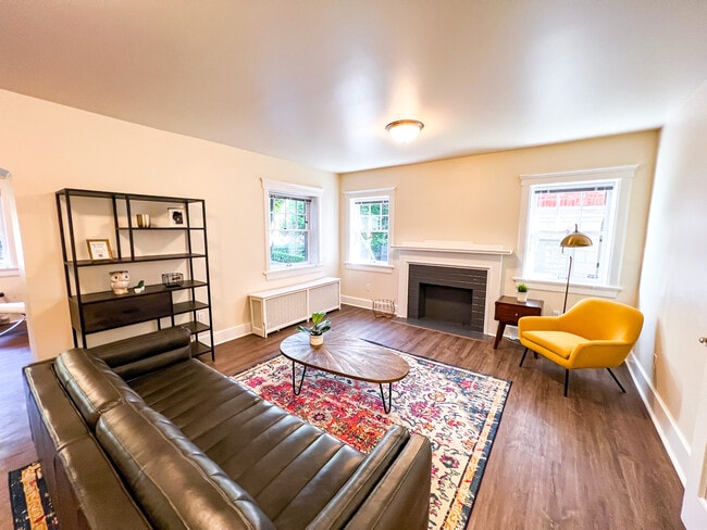 Building Photo - 931 11th Ave E