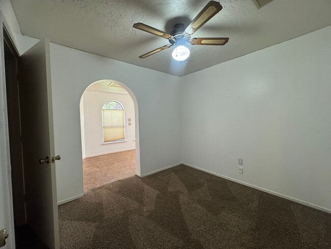 Building Photo - 836 Agate Rd