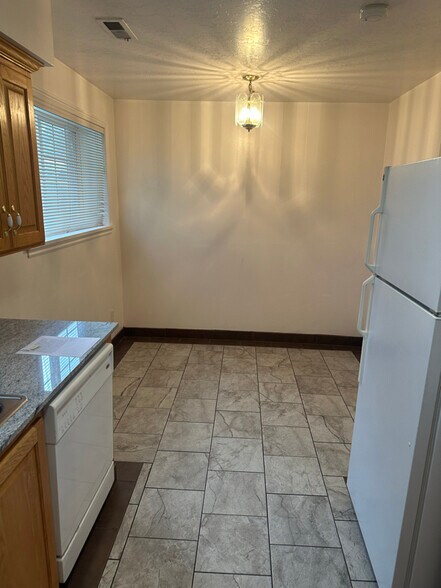 Building Photo - 988 E 900 S