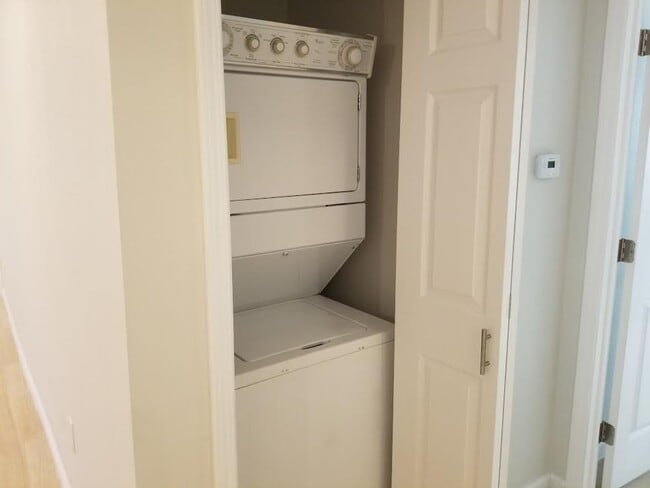 Building Photo - Remodeled 2 Bedroom- Minutes from Las Vegas Strip!!