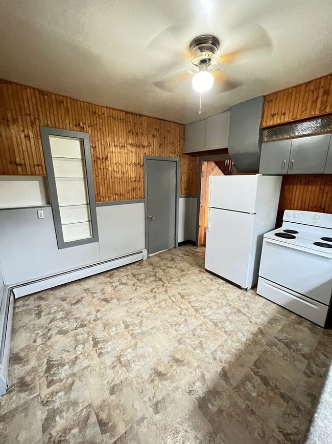 Building Photo - Large 3 Bedroom, 2 Bathroom Home in Billin...