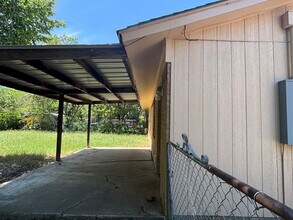 Building Photo - 3 Bedroom and 1.5 Bath