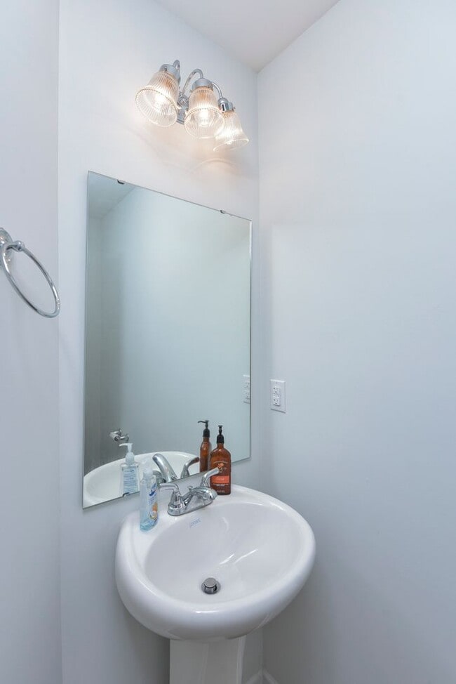 Building Photo - Modern Comfort in a Quiet Cul-de-Sac – 3 B...