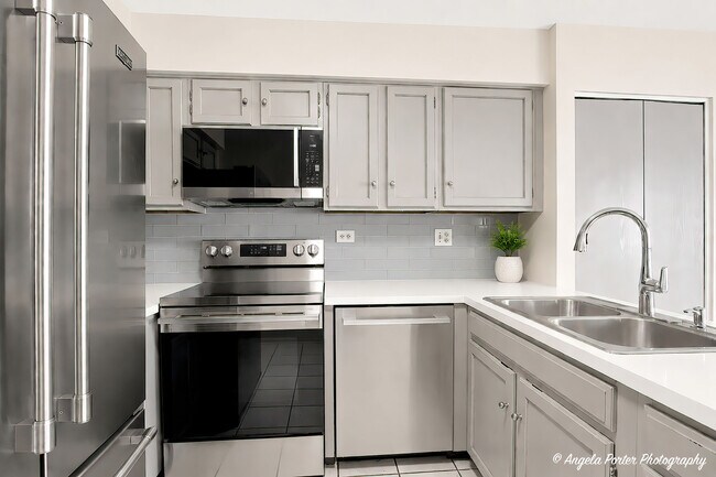 Building Photo - 246 Shadow Bend Dr