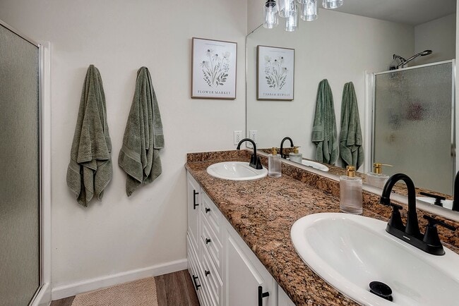 Building Photo - 3 Bed/ 2.75 Bath Townhome in Lynwood