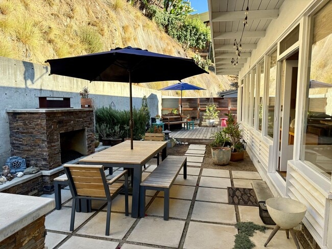 Building Photo - Charming Hollywood Hills–Adjacent 2BR Home w/ Garage | Prime 90046 Location