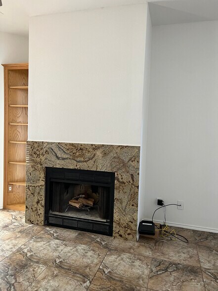 Working fireplace - 8009 Thompson Pky