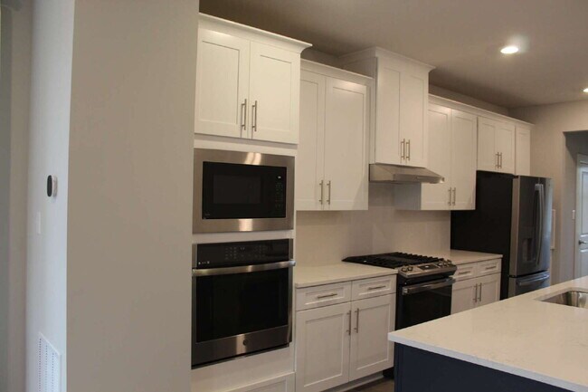 Building Photo - Exquisite 3-Bed Townhouse in Moon Township with Scenic Views & Modern Finishes!