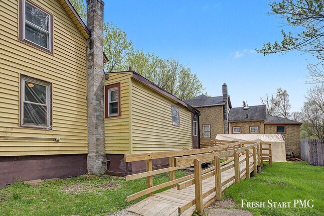 Building Photo - 1521 N Park St