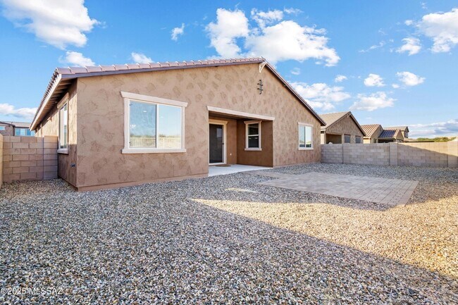 Building Photo - 1009 E Silver Ray Dr