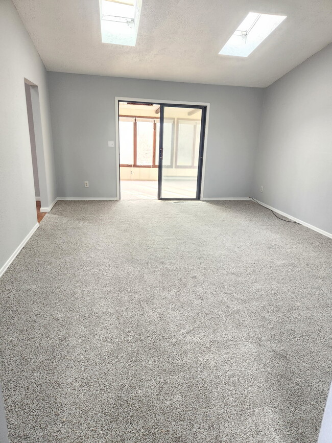 Building Photo - 900 N Beadle Dr
